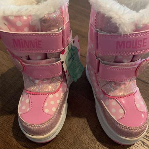 Minnie Mouse toddler snow boots size 7! - Picture 2 of 9